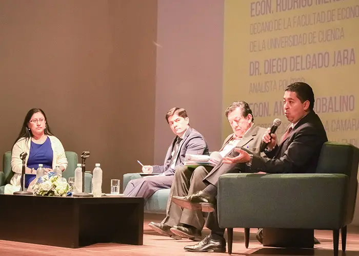 Mesa redonda sobre economía ecuatoriana
