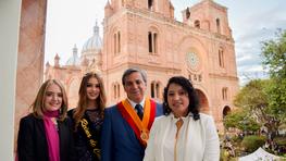 Entrega de la Insignia Municipalidad de Cuenca a la Universidad del Azuay