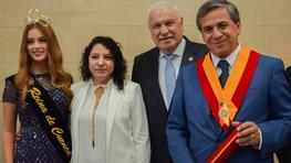 Entrega de la Insignia Municipalidad de Cuenca a la Universidad del Azuay