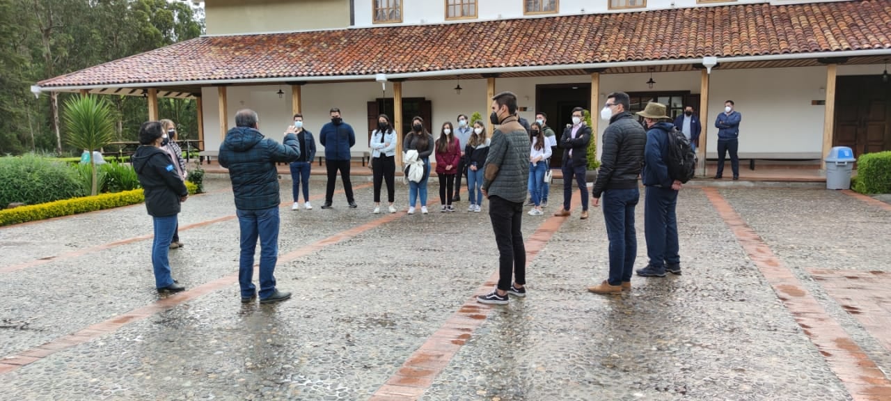 Representantes estudiantiles visitan campus de la UDA