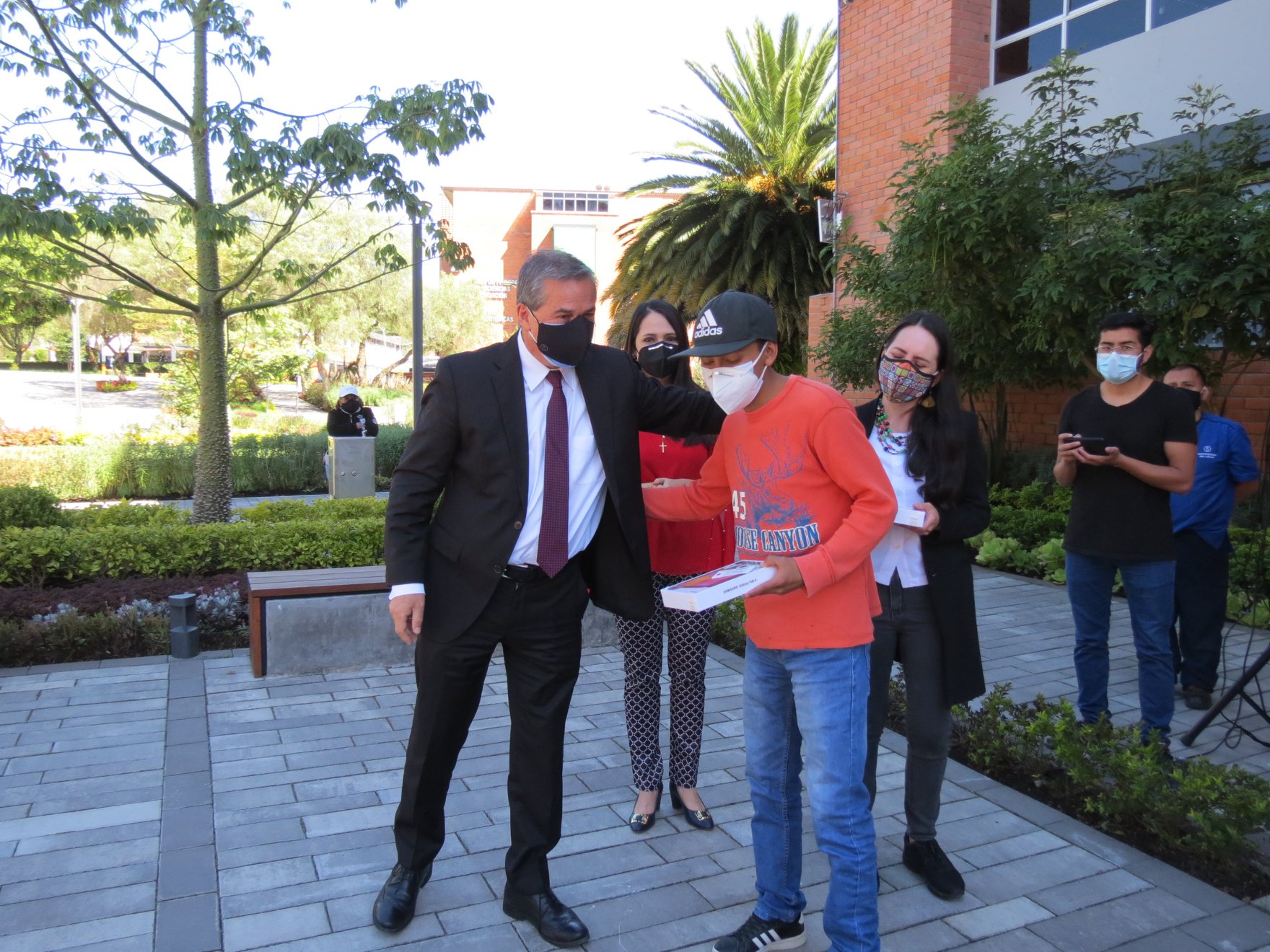 Entrega de tablets a estudiantes becados de la UDA