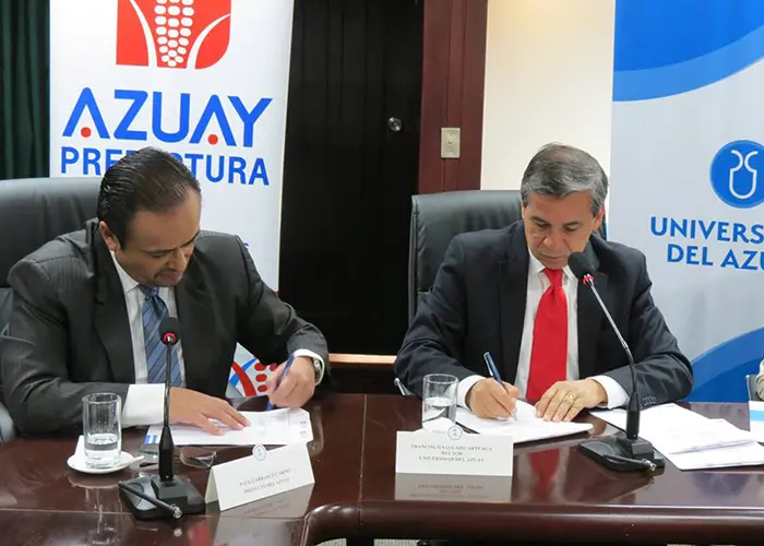 Firma de convenio entre la Universidad del Azuay con la Prefectura del Azuay