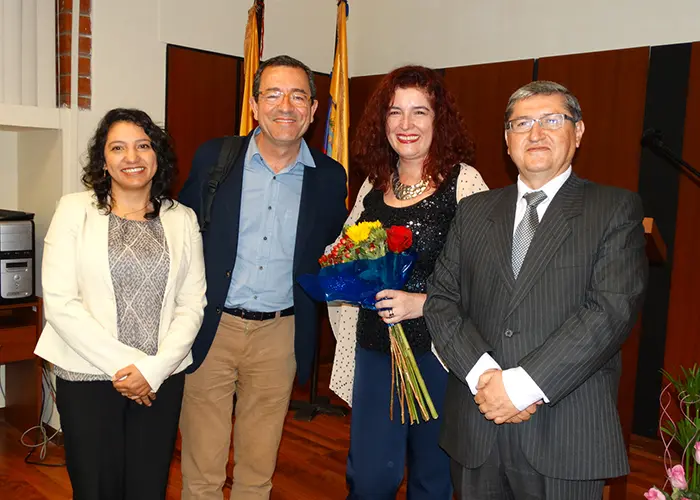 Docentes de Comunicación presentan libro sobre la competencia mediática en los jóvenes cuencanos