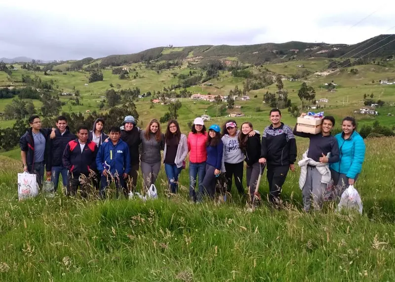 Estudiantes realizan un campamento social en Quingeo