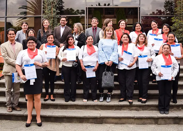 Delivery of certificates to women of the Avanzar Foundation