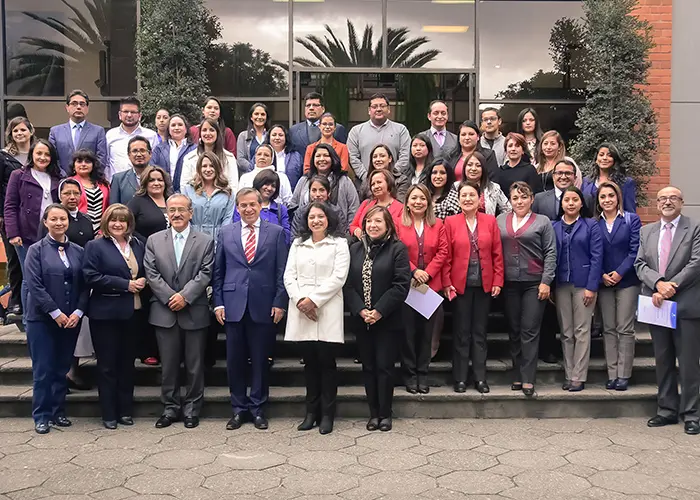 Entrega de certificados a participantes de talleres con FEDEC