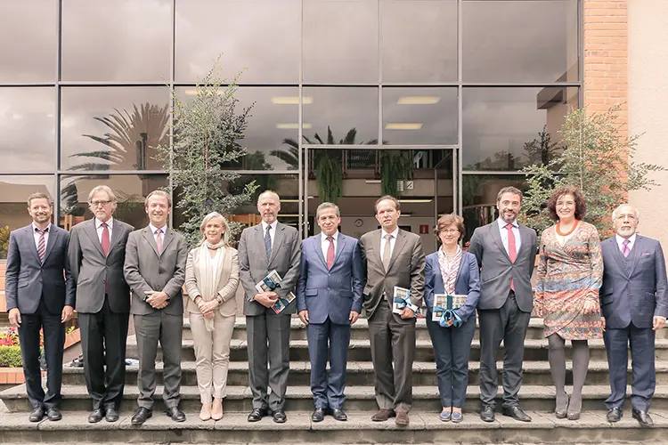 Representantes de la Unión Europea en un conversatorio en la Universidad del Azuay