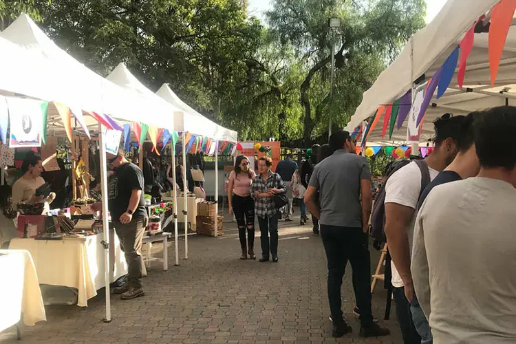 Estudiantes y egresados de Diseño exhibieron sus productos en FADIA