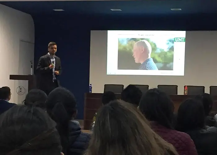 Conferencia sobre emprendimientos para estudiantes de Administración