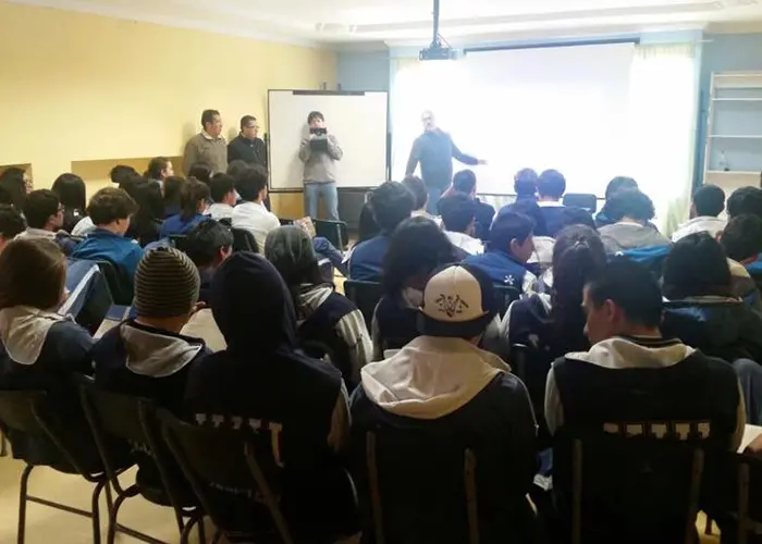 Profesores y estudiantes presentan la oferta académica de la UDA en Azuay y Loja