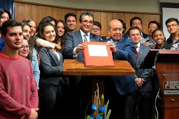 Facsímil de la obra que cambió la historia de la Medicina fue entregado a la UDA