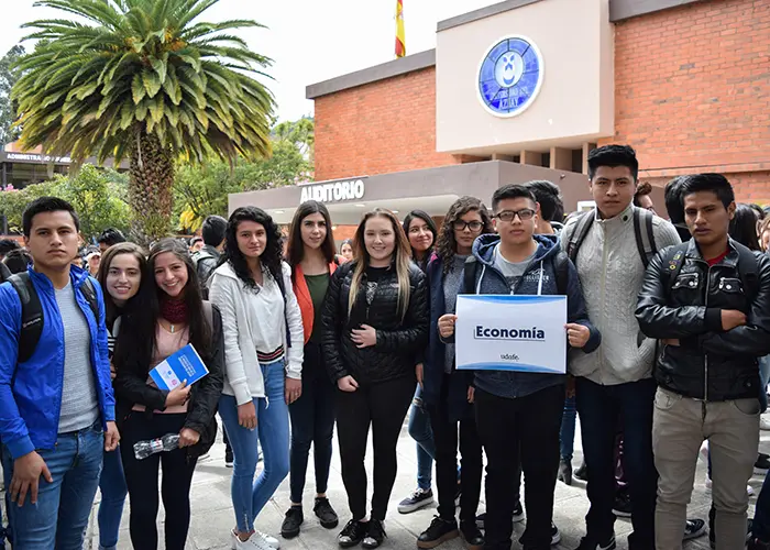 Primer día de clases en un campus universitario florecido