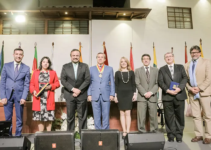 The University of Azuay receives medals from the Prefecture of Azuay