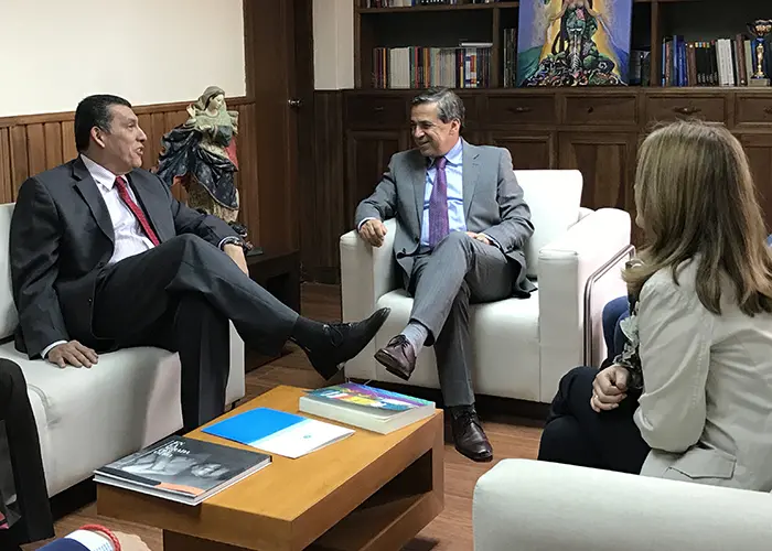 An agreement was signed between Universidad del Azuay and Pro Ecuador