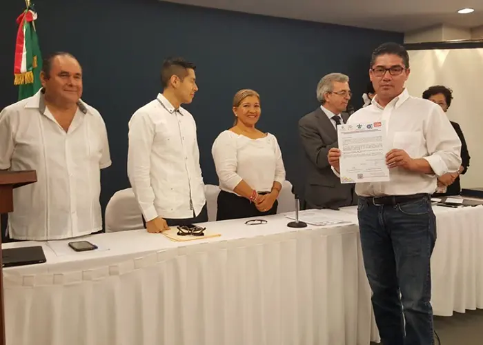 Profesor y estudiantes de la Escuela de Economía ganan premio en México