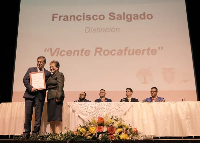 Rector de la UDA distinguido en el Día del Maestro