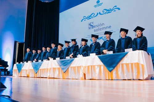 Universidad del Azuay honors professors and administrators for 25 years of service in an emotional solemn session