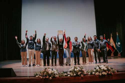 Students from the University of Azuay win the "Fiber Reinforced Concrete Bowling Ball Competition" in the United States