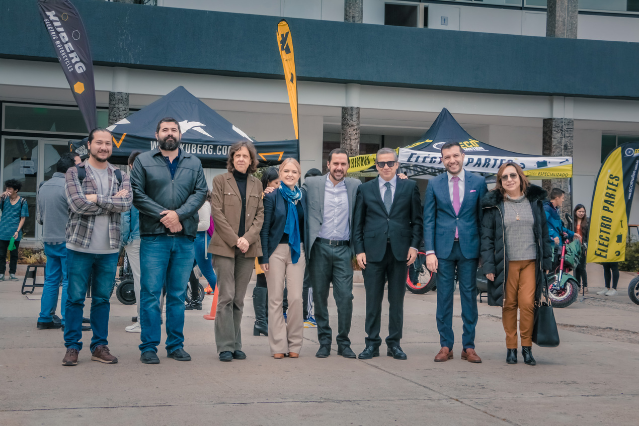 La UDA promueve la innovación y la sostenibilidad en la exitosa exhibición de electromovilidad.