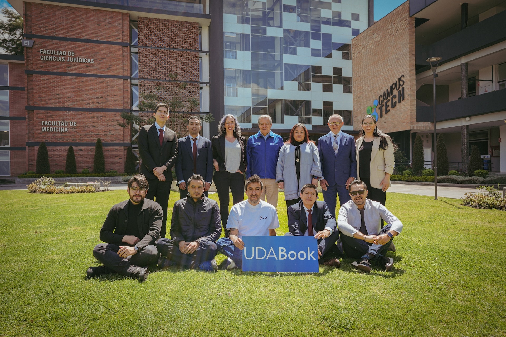 Foto del equipo interdisciplinario de la Universidad del Azuay
