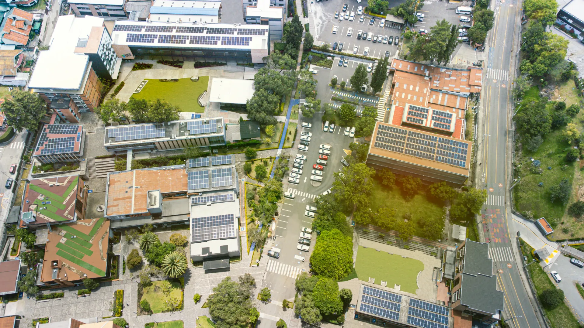 Universidad del Azuay impulsa la transición energética en el marco del Día Internacional de la Energía Limpia