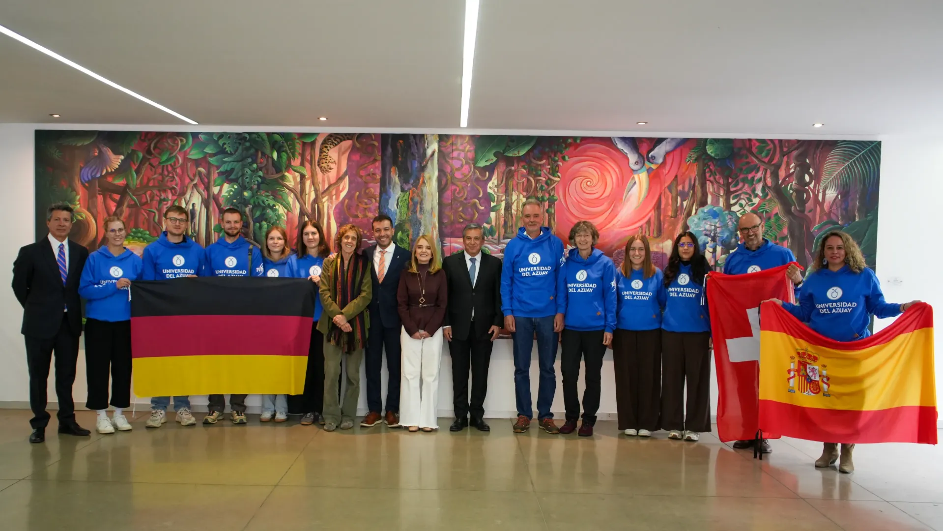 La Universidad del Azuay entregó casacas institucionales a estudiantes y docentes internacionales