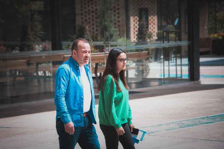 Image: Father and daughter in the facilities of the University of Azuay