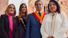 Entrega de la Insignia Municipalidad de Cuenca a la Universidad del Azuay