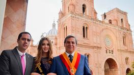 Entrega de la Insignia Municipalidad de Cuenca a la Universidad del Azuay