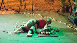 Performance de moda en espacio de la ciudad "Tejidos Urbanos"