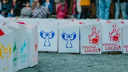 La plaza de Santo Domingo se ilumina con las alegorías diseñadas por los estudiantes de la UDA