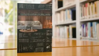 Construcción sostenible con tierra y madera por Juan Carlos Calderón