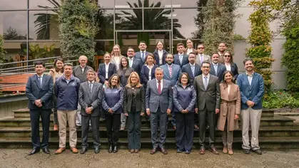 Entrega de casacas institucionales a personal docente y administrativo