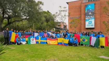 La Universidad del Azuay entregó casacas institucionales y banderas a los estudiantes y docentes que viajarán a programas de semestre y estancias cortas en el extranjero