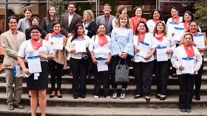 Entrega de certificados a mujeres de la Fundación Avanzar