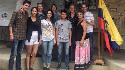 Estudiantes de la UDA trabajan con niños damnificados por el terremoto de Manabí