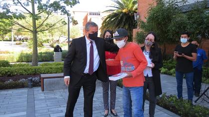 Entrega de tablets a estudiantes becados de la UDA