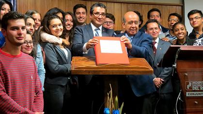 Facsímil de la obra que cambió la historia de la Medicina fue entregado a la UDA