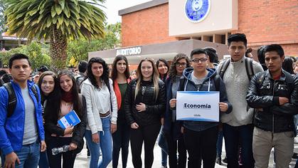 Primer día de clases en un campus universitario florecido