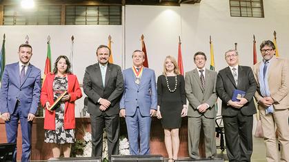 The University of Azuay receives medals from the Prefecture of Azuay