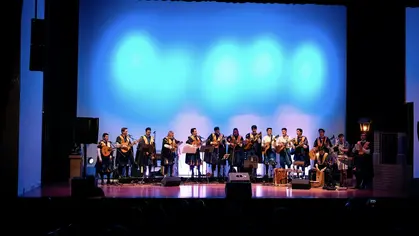 La Tuna de la Universidad del Azuay rinde homenaje a Diario el Mercurio por sus 100 años de fundación