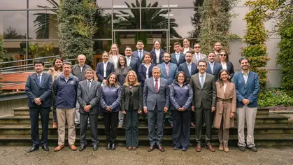 Entrega de casacas institucionales a personal docente y administrativo