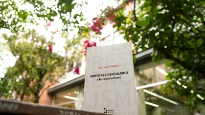 En la Universidad del Azuay se presentó el libro Hiperpresidencialismo a la ecuatoriana, de José Chalco-Salgado