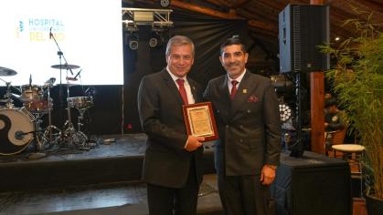 Hospital del Río reconoce la labor de la Universidad del Azuay por su aporte al desarrollo académico y profesional
