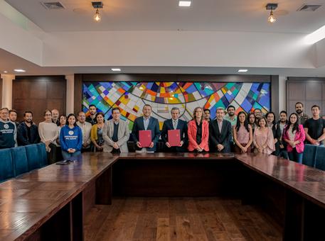 Firma del convenio entre el Gobierno Autónomo Descentralizado Municipal del Cantón Azogues y la Universidad del Azuay