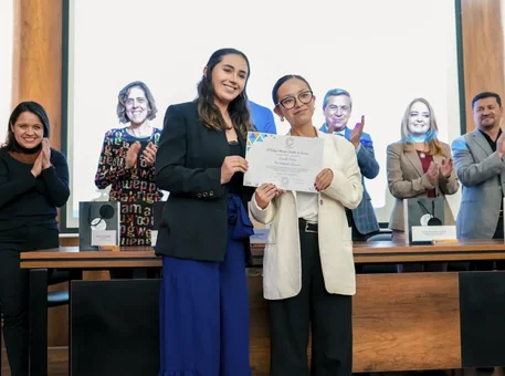 Creatividad en acción: estudiantes de Diseño Textil e Indumentaria renuevan uniformes del Colegio Alemán