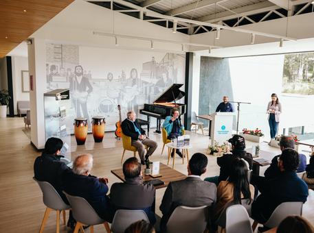 Lanzamiento del libro “Ariel Dawi. Conversaciones con el paisaje y color”