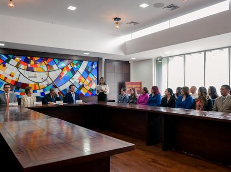 Entrega de certificados de Capacitación en Normas Internacionales de Información Financiera, NIIF