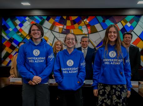 Entrega de casacas institucionales a estudiantes del Environment Challenges Program 