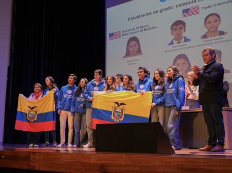 Entrega de casacas institucionales y banderas a Pumas UDA